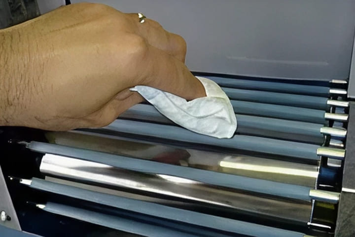 コンベアロッドの被覆清掃